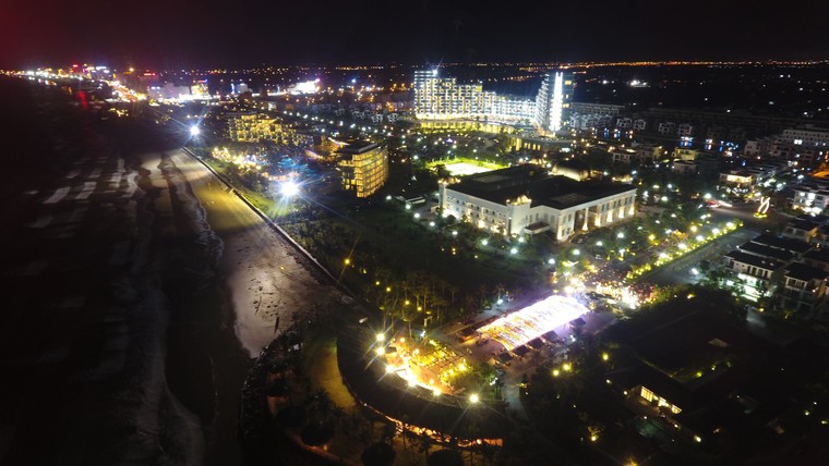 Hàng nghìn du khách đến với phố đi bộ FLC Sầm Sơn trong dịp nghỉ lễ 2/9 ảnh 6