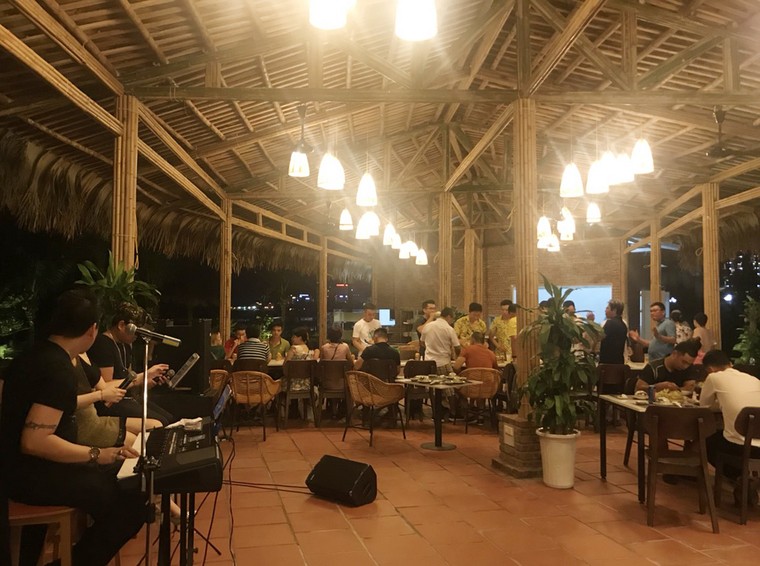 'Đột nhập' nhà hàng hải sản mới toanh siêu hút khách ở Sầm Sơn ảnh 3