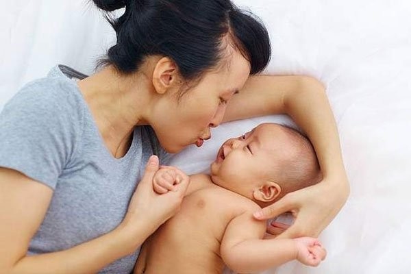 Bé 18 tháng tuổi sưng rộp, lở loét cánh tay vì nụ hôn của mẹ ảnh 2