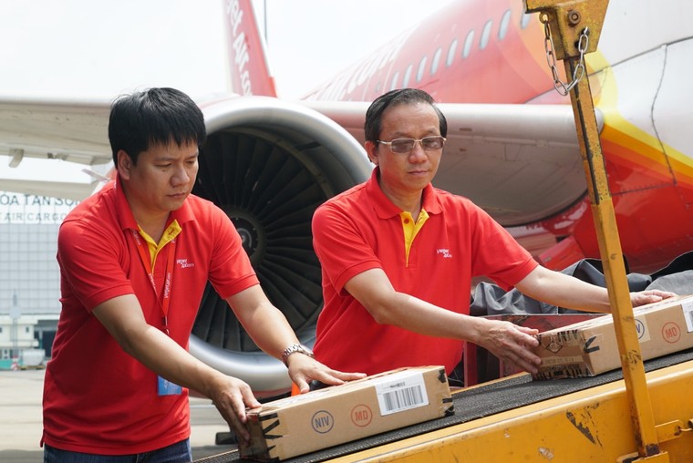 Chuyến bay cứu trợ nạn nhân động đất - sóng thần tại Indonesia của Vietjet Air đã cất cánh ảnh 1