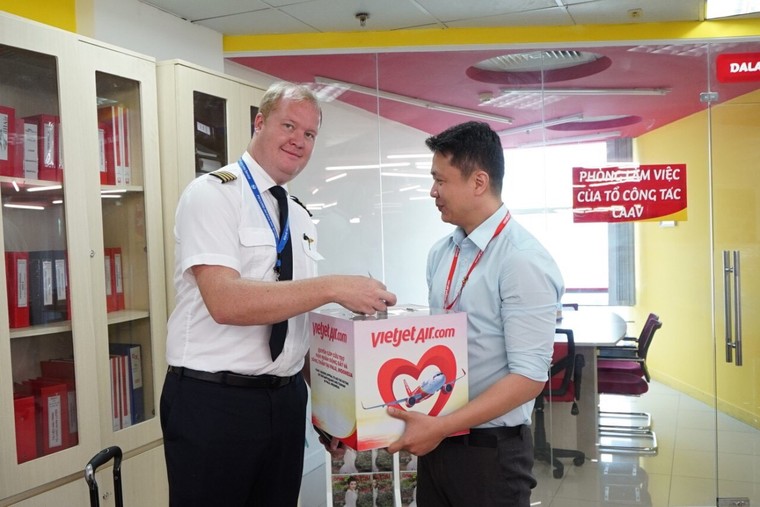 Chuyến bay cứu trợ nạn nhân động đất - sóng thần tại Indonesia của Vietjet Air đã cất cánh ảnh 7