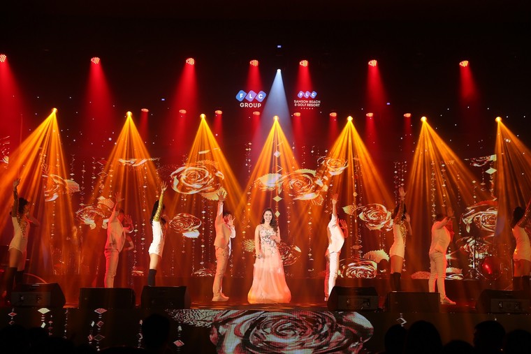 'Tình Thu': Đêm thăng hoa của những diva, divo hàng đầu Việt Nam ảnh 4