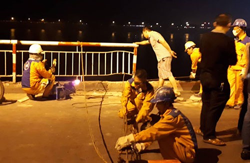 Tìm thấy chiếc Mercedes cùng 2 người chết dưới lòng sông Hồng ảnh 2