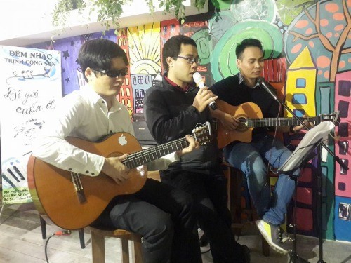 Bác sĩ dành cả tuổi trẻ tình nguyện vì bệnh nhân nghèo ảnh 1