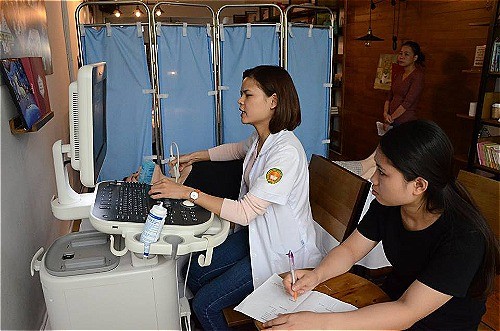 Bác sĩ dành cả tuổi trẻ tình nguyện vì bệnh nhân nghèo ảnh 3