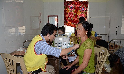 Bác sĩ dành cả tuổi trẻ tình nguyện vì bệnh nhân nghèo ảnh 2