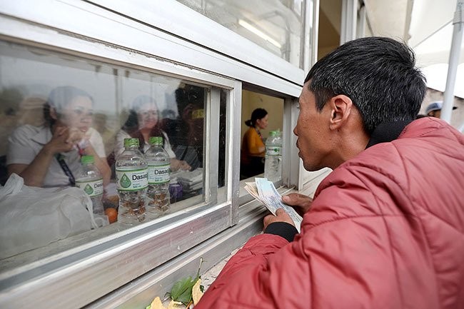 CĐV xếp hàng ngập mặt, vé chợ đen tăng phi mã 10 lần ảnh 6