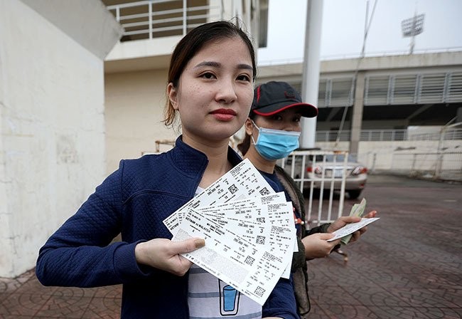 CĐV xếp hàng ngập mặt, vé chợ đen tăng phi mã 10 lần ảnh 7