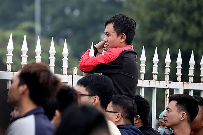 CĐV xếp hàng ngập mặt, vé chợ đen tăng phi mã 10 lần ảnh 5