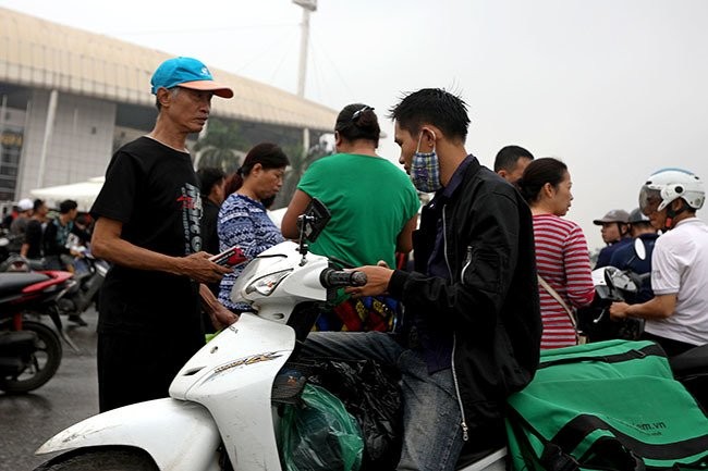 CĐV xếp hàng ngập mặt, vé chợ đen tăng phi mã 10 lần ảnh 9