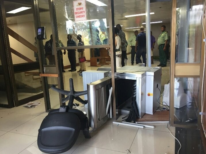 Cảnh sát, binh lính Papua New Guinea tấn công Quốc hội đòi tiền phục vụ APEC ảnh 2