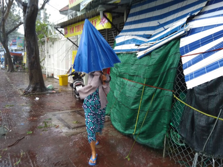 ẢNH: Người dân Vũng Tàu khốn khổ khi bão số 9 bắt đầu đổ bộ ảnh 10