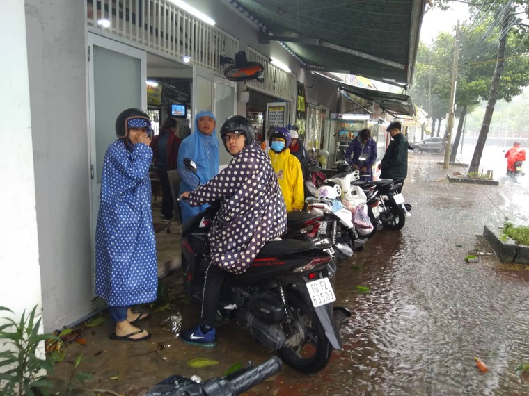 ẢNH: Người dân Vũng Tàu khốn khổ khi bão số 9 bắt đầu đổ bộ ảnh 3