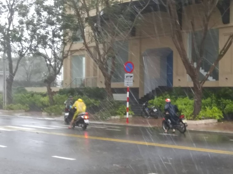 ẢNH: Người dân Vũng Tàu khốn khổ khi bão số 9 bắt đầu đổ bộ ảnh 8