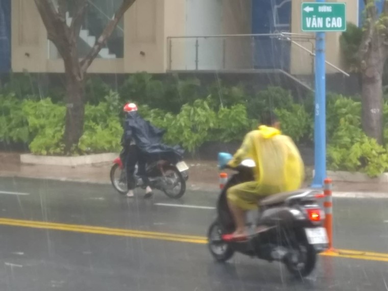 ẢNH: Người dân Vũng Tàu khốn khổ khi bão số 9 bắt đầu đổ bộ ảnh 7