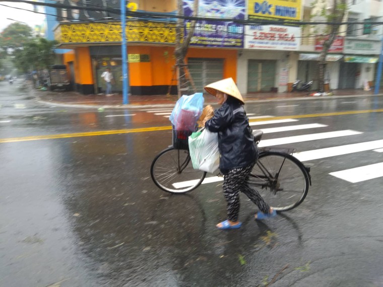 ẢNH: Người dân Vũng Tàu khốn khổ khi bão số 9 bắt đầu đổ bộ ảnh 9