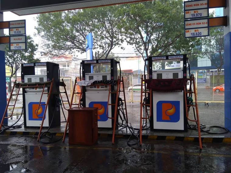 ẢNH: Người dân Vũng Tàu khốn khổ khi bão số 9 bắt đầu đổ bộ ảnh 13