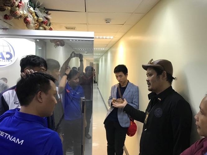 Tuyển Việt Nam gặp khó ngay ở sân bay Philippines ảnh 4