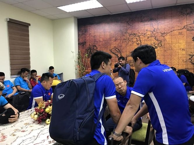 Tuyển Việt Nam gặp khó ngay ở sân bay Philippines ảnh 1