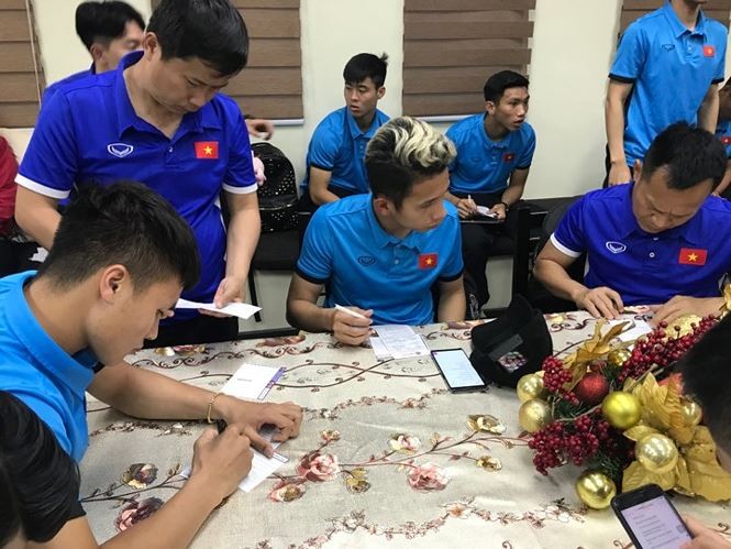 Tuyển Việt Nam gặp khó ngay ở sân bay Philippines ảnh 5