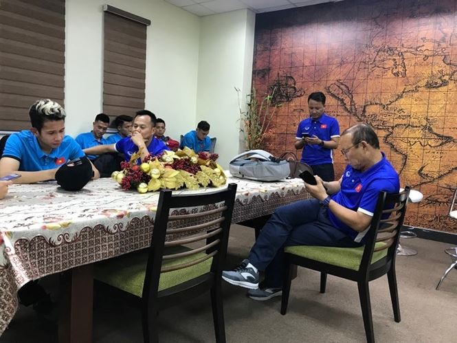 Tuyển Việt Nam gặp khó ngay ở sân bay Philippines ảnh 3