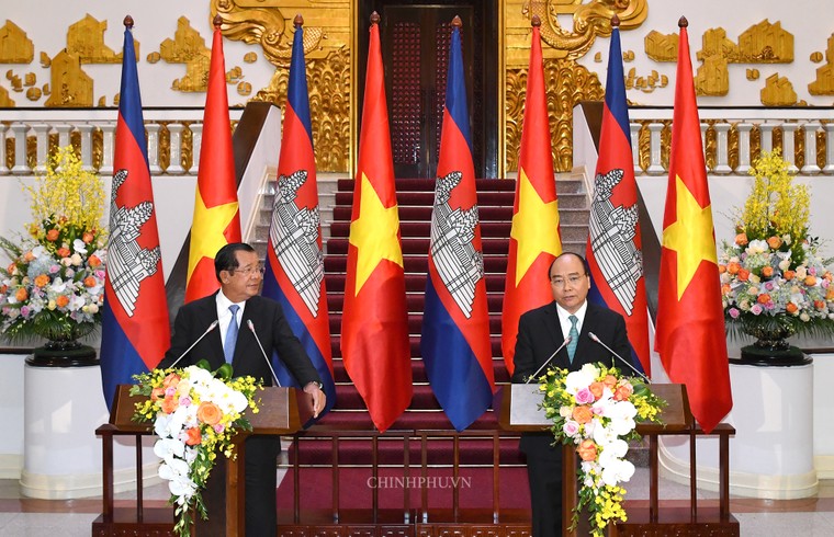 Chùm ảnh: Thủ tướng Nguyễn Xuân Phúc đón, hội đàm với Thủ tướng Campuchia ảnh 10