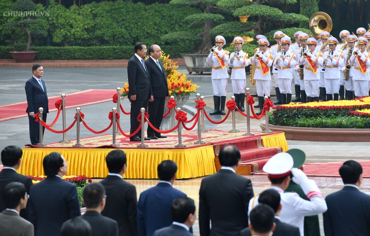 Chùm ảnh: Thủ tướng Nguyễn Xuân Phúc đón, hội đàm với Thủ tướng Campuchia ảnh 3