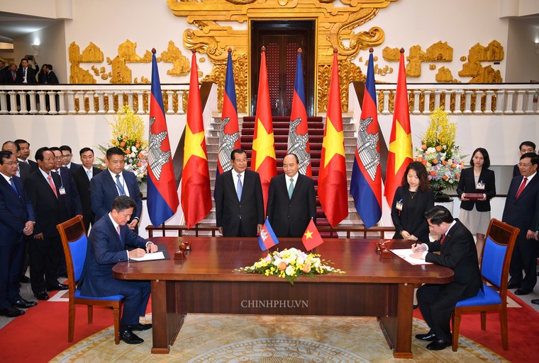 Chùm ảnh: Thủ tướng Nguyễn Xuân Phúc đón, hội đàm với Thủ tướng Campuchia ảnh 6