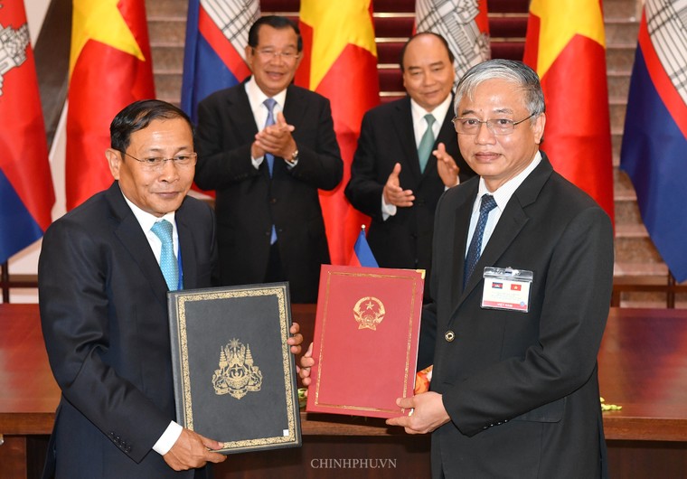 Chùm ảnh: Thủ tướng Nguyễn Xuân Phúc đón, hội đàm với Thủ tướng Campuchia ảnh 9