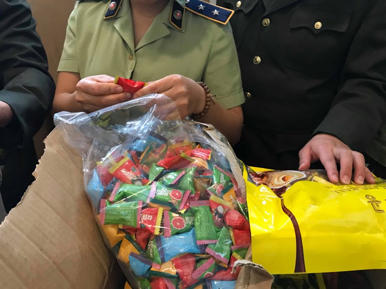 ​Hà Nội: Thu giữ gần 3 tấn bánh kẹo nhập ngoại không rõ nguồn gốc ảnh 1