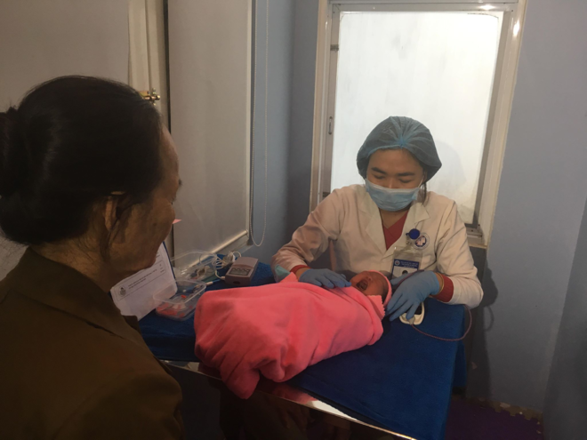 Giọt máu ở gót chân bé sơ sinh giúp phát hiện bệnh nan y ảnh 1