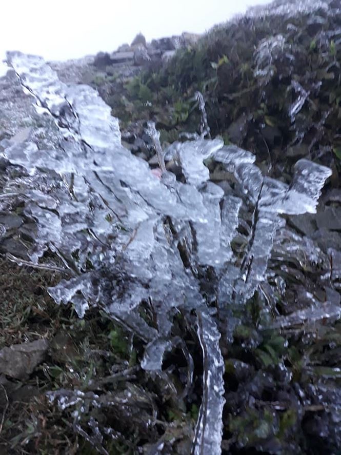 Băng tuyết xuất hiện phủ trắng Mẫu Sơn ảnh 2