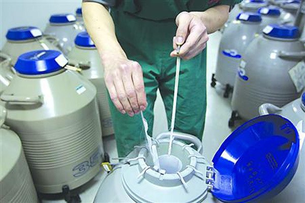 'Em bé băng' Trung Quốc chào đời từ phôi thai đông lạnh 18 năm ảnh 1
