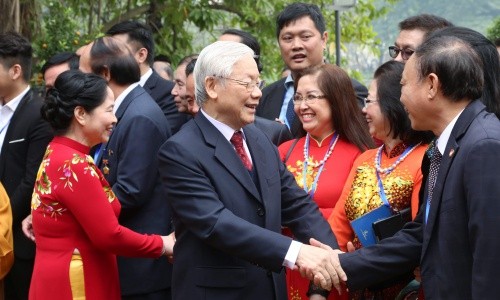 Tổng bí thư, Chủ tịch nước Nguyễn Phú Trọng cùng kiều bào thả cá chép ảnh 1