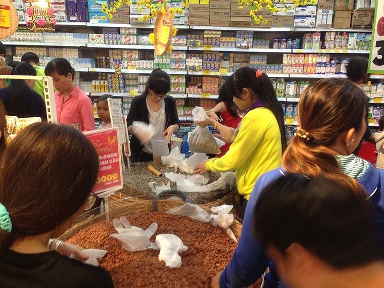 Chen chân 'nghẹt thở' mua sắm ở siêu thị ngày sát Tết ảnh 5