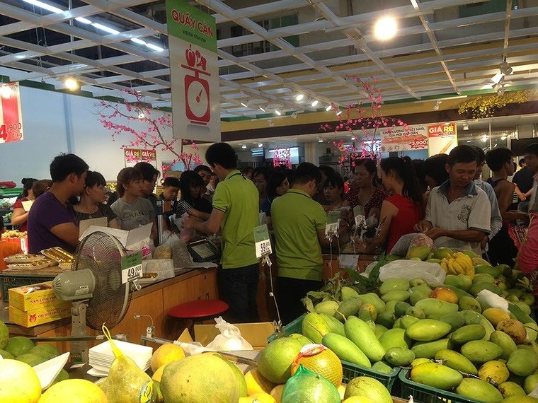 Chen chân 'nghẹt thở' mua sắm ở siêu thị ngày sát Tết ảnh 9