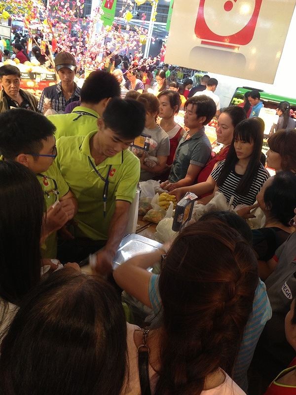 Chen chân 'nghẹt thở' mua sắm ở siêu thị ngày sát Tết ảnh 8