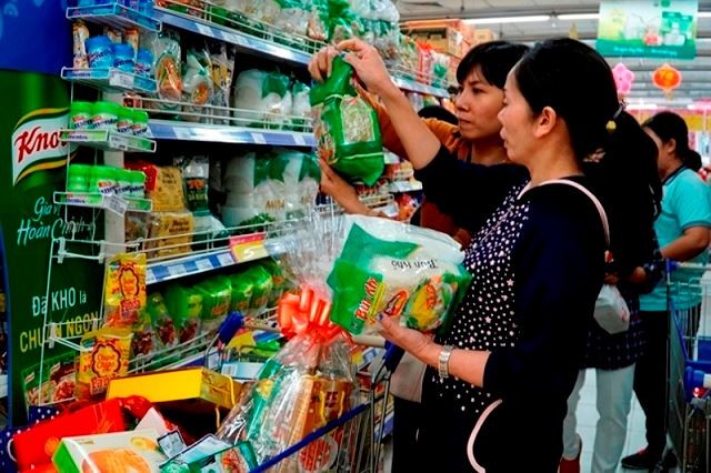 Chen chân 'nghẹt thở' mua sắm ở siêu thị ngày sát Tết ảnh 7