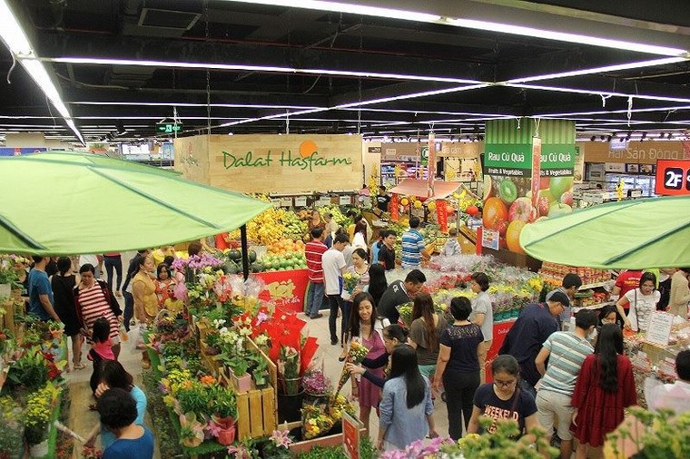 Chen chân 'nghẹt thở' mua sắm ở siêu thị ngày sát Tết ảnh 14