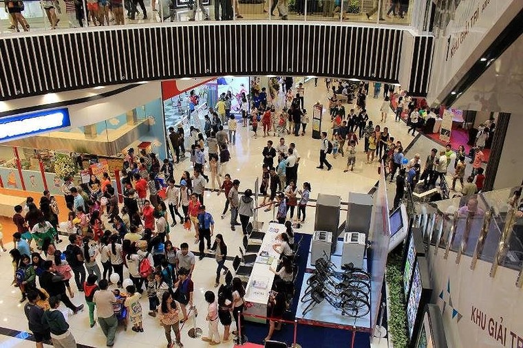 Chen chân 'nghẹt thở' mua sắm ở siêu thị ngày sát Tết ảnh 16