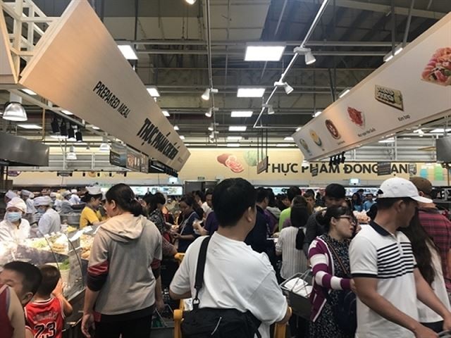 Chen chân 'nghẹt thở' mua sắm ở siêu thị ngày sát Tết ảnh 11