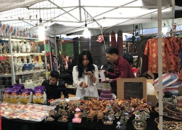 Người Hà Nội chen chân trên phố Hàng Mã, hàng Lược sắm Tết ảnh 17