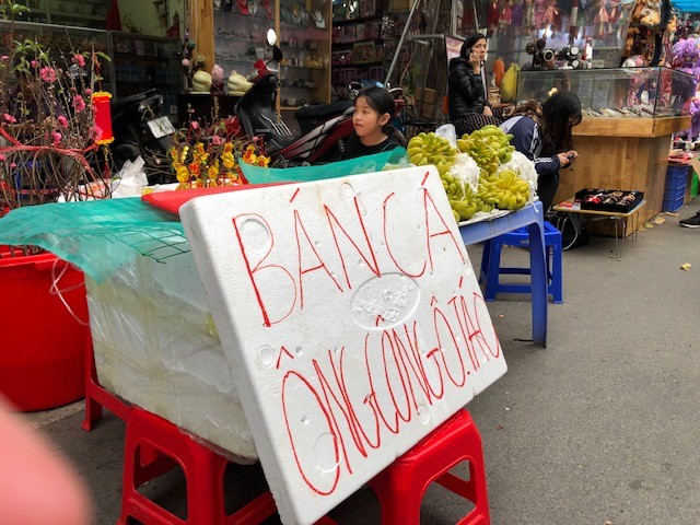 Người Hà Nội chen chân trên phố Hàng Mã, hàng Lược sắm Tết ảnh 16