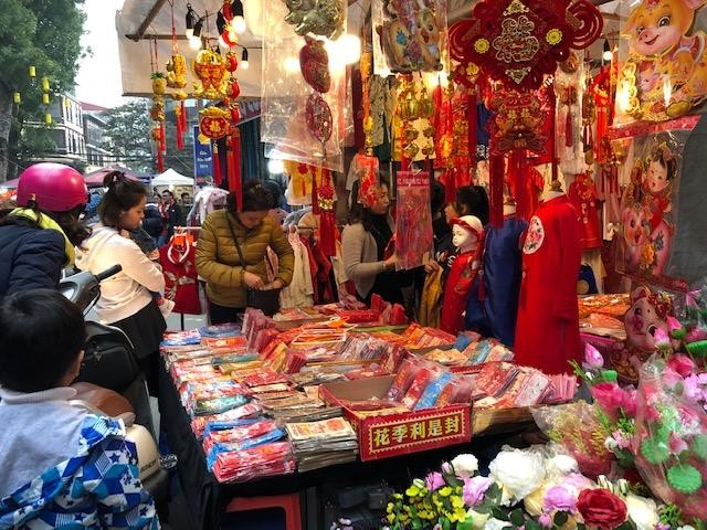 Người Hà Nội chen chân trên phố Hàng Mã, hàng Lược sắm Tết ảnh 15