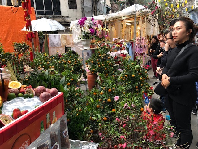 Người Hà Nội chen chân trên phố Hàng Mã, hàng Lược sắm Tết ảnh 14