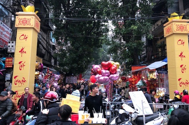 Người Hà Nội chen chân trên phố Hàng Mã, hàng Lược sắm Tết ảnh 1