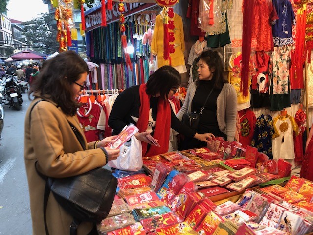 Người Hà Nội chen chân trên phố Hàng Mã, hàng Lược sắm Tết ảnh 7