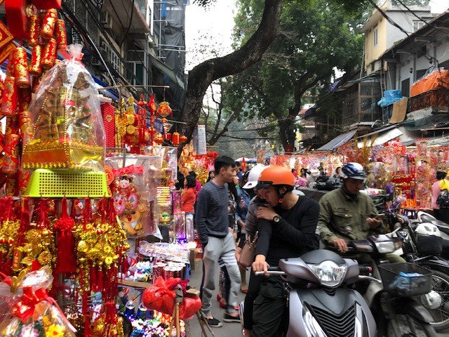 Người Hà Nội chen chân trên phố Hàng Mã, hàng Lược sắm Tết ảnh 2