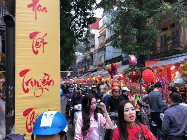 Người Hà Nội chen chân trên phố Hàng Mã, hàng Lược sắm Tết ảnh 20