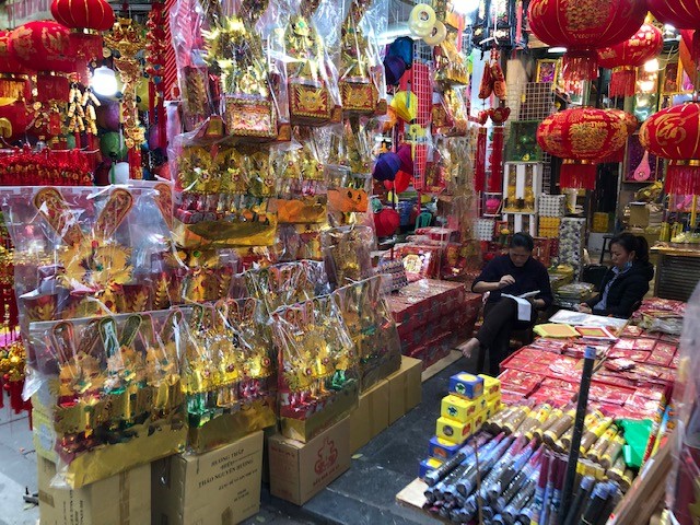 Người Hà Nội chen chân trên phố Hàng Mã, hàng Lược sắm Tết ảnh 6